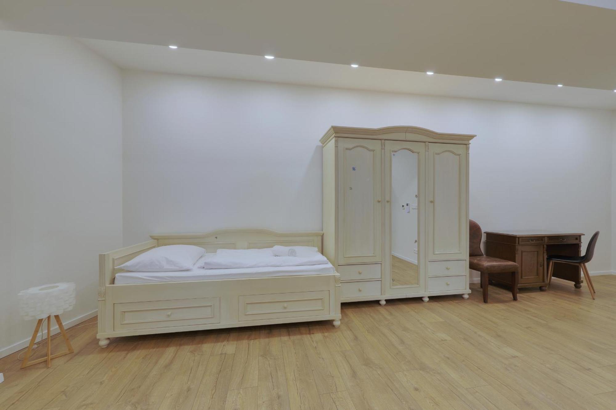 Shone Apartment Old Town 2 Bedroom Братислава Экстерьер фото