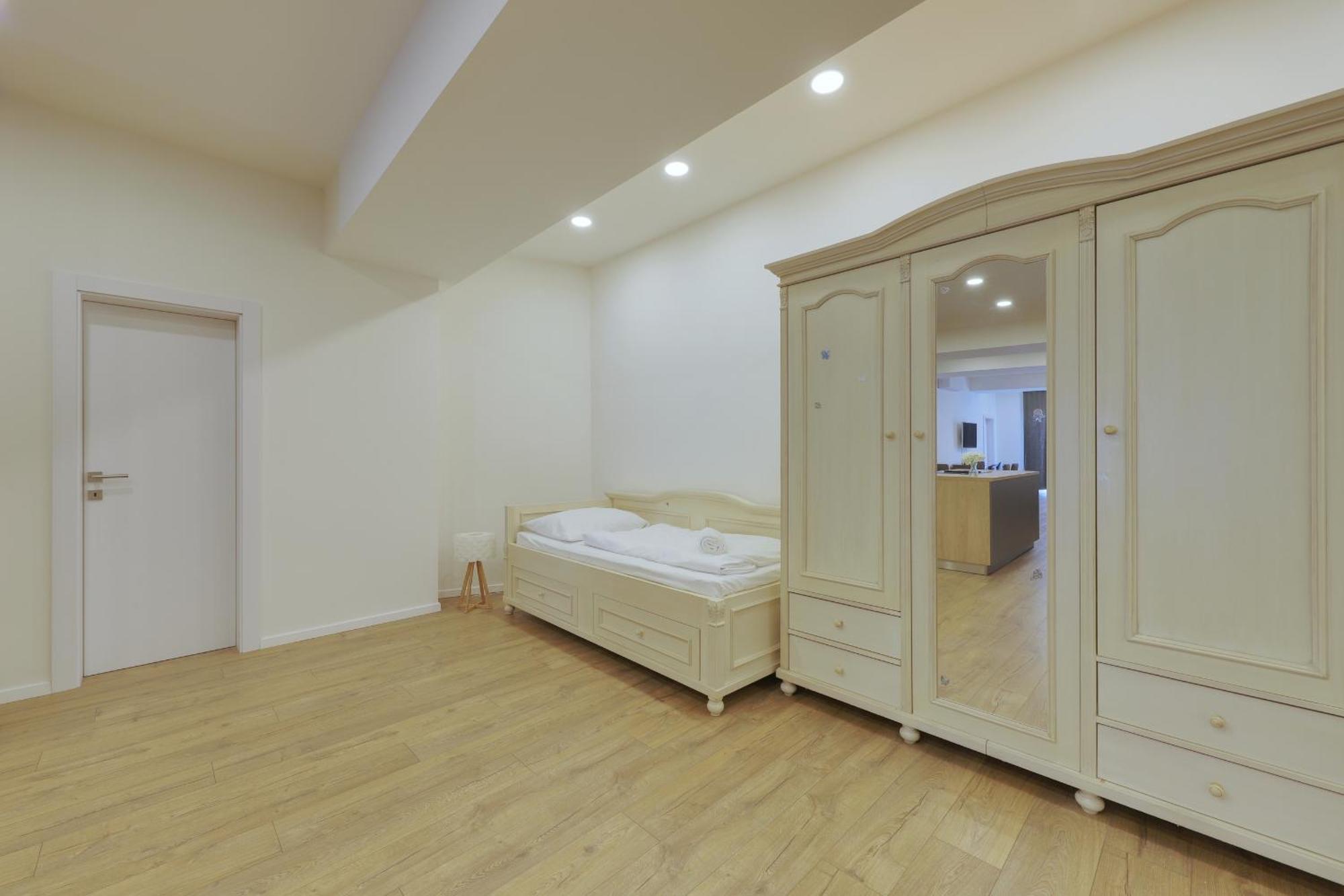 Shone Apartment Old Town 2 Bedroom Братислава Экстерьер фото