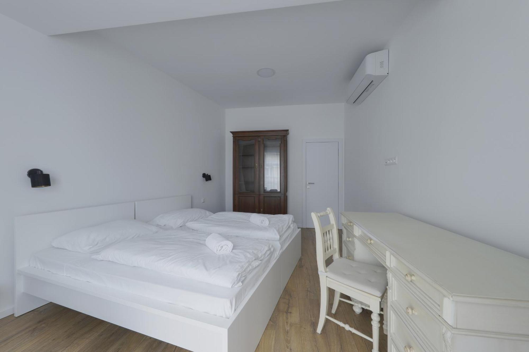 Shone Apartment Old Town 2 Bedroom Братислава Экстерьер фото